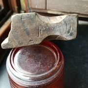 Encore la signature sur l'avant de l'outil : FD