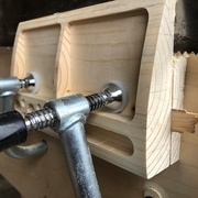 Normalement il faut serrer sur la cale, c'est pas tout à fait le cas ici!