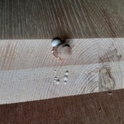 La colle ressort à côté des perçages !