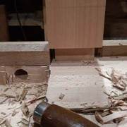 Au ciseau et au bédane (ça tombe bien, il est 21h, ca fait moins de bruit que la défonceuse!)