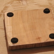 Les pieds, dont celui en haut à droite plus épais pour compenser le vrillage