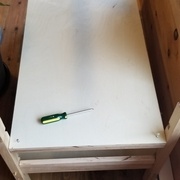 La première des tablettes amovibles, avec les vis dans des trous fraisés.