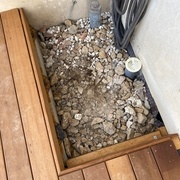 Habillage trou dans l'angle pour garder un évacuation de l'eau du robinet (rempli de gallets par la suite)