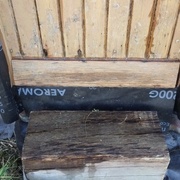 la porte qui s'ouvre vers l'intérieur à du être siliconée au niveau des joints pour éviter les fuites.