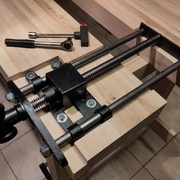 Ici, j'ai utilisé des tire-fonds de 8*40 pour fixer la presse.