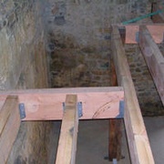 chantier  de rénovation avec chevêtre contemporain (bois assemblés avec sabot métalliques)