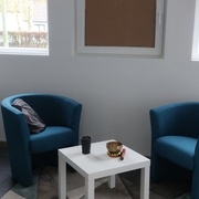 Ils doivent encore remplacer une fenêtre qui était cassée au déballage