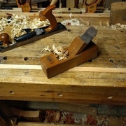 un coup pour affiner avec ce chouette rabot bois !