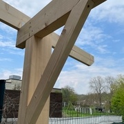 Contrefiche sur le poteau de gauche