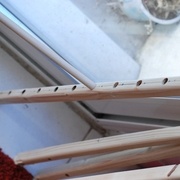 On fait des petits trous pour les barreaux (a la defonceuse pour être sur que c'est bien droit)