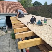 Pose de l'OSB afin d'avoir un sol parfaitement plan pour la bâche