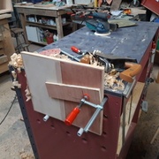 les portes etant en contre plaqué; les chants ne sont pas beaux. je fais donc un habillage avec des aleses en hêtre