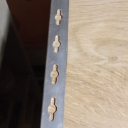 Double feuillure sur le contre parment pour cacher les cornières une fois en place