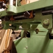 Vue des butées latérales sous la table