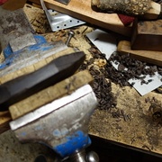 Travail de la grenadille au racloir. Un régal de petits copeaux