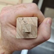 Les 4 côtés du tenon sont parfaitement parallèles au 4 côtés de la pièce, c'est magnifique