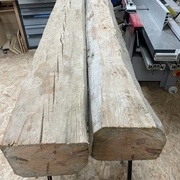 Poutres dépoussiérées en attente d'êtres travaillées