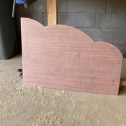 La tête et le pied du lit ont la même forme.