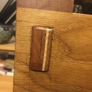 L'assemblage est un triple tenon : côté, poignée et clé de blocage. Ce n'est pas parfait...