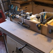 Toupie avec la fraise à rainer