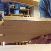 la craie bleue pour ne pas se tromper de coté! et trace de trusquin pour l'angle a 45