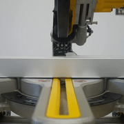 Rail de la butée digitale pour scie à onglet Pedante mal réglé, placé trop haut par rapport à la table de la scie.