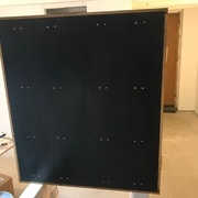 Les vis fixent les tasseaux en padouk, support des taquets