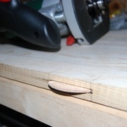 des faux-tenons en bois pour jointer les 2 planches du panneau