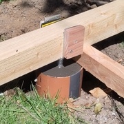 Détail sur un plot béton en cours de séchage.