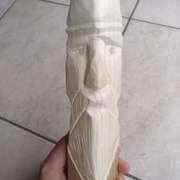 Personnage sculpté dans un bout de chevron en sapin.