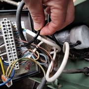 le fil noir qui relier le condensateur au bornier