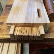 Dernier épaulement sur ce double tenon vertical ! pas mal de matière à enlever