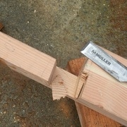 le haut du poteau arrière : une coupe droite pour le passage de la faitière et une en angle pour l'arba