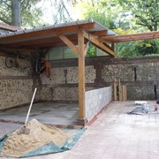 un petit muret en parpaing pour accueillir les fenêtres