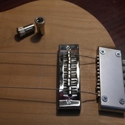 Variante du Tune O Matic pour guitare sans tête