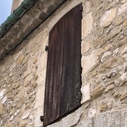 Une autre maison dans la même rue, avec implantation des gonds telle que je l'imagine