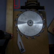 Cette lame avait une denture ATB mais plusieurs dents étaient fortement ébréchées. Je l'ai donc converti en lame à dents plates avec l'affûteuse.