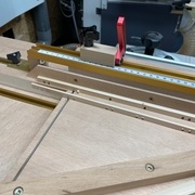 A l'aide de la plaque gabarit et en déplaçant le taquet au bon endroit, les autres entailles se réalisent facilement.