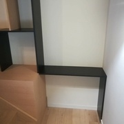 Tablette au départ de l'escalier