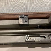 La patte qui se pose sur le profil extérieur du dormant.