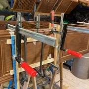 serrage dans les 2 dimensions des filets intérieurs des panneaux de flancs; les points d'appui sont faciles à prendre