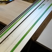 Le pare-éclat est posé sur l'arrête fraichement coupée