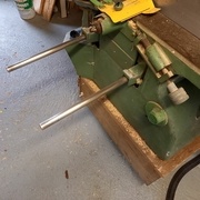 Remontage des barres de guidage en profondeur après ponçage à la laine de fer