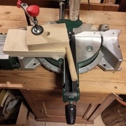 J'ai fait un petit montage sur ma scie à ongler pour pouvoir tenir la cheville à couper sans y mettre mes doigts.