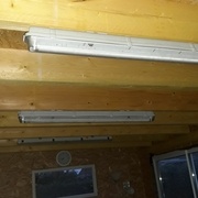 Le LED est au fond de l'image