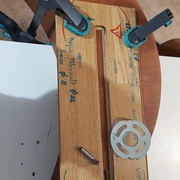 Rainure avec fraise en Té pour fixation "trou de serrure"