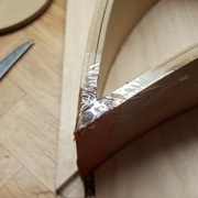 Renfort des angles avec de la résine époxyde