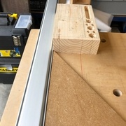 Avec la pièce retournée, on voit bien l'alignement sur le repère pour la mise en place du rail