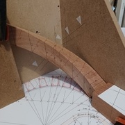 Sections gauches d'équerre à la normale en rouge