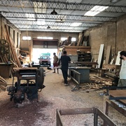 Un atelier de menuiserie en Argentine avec une raboteuse Guillet de 70 ans au premier plan